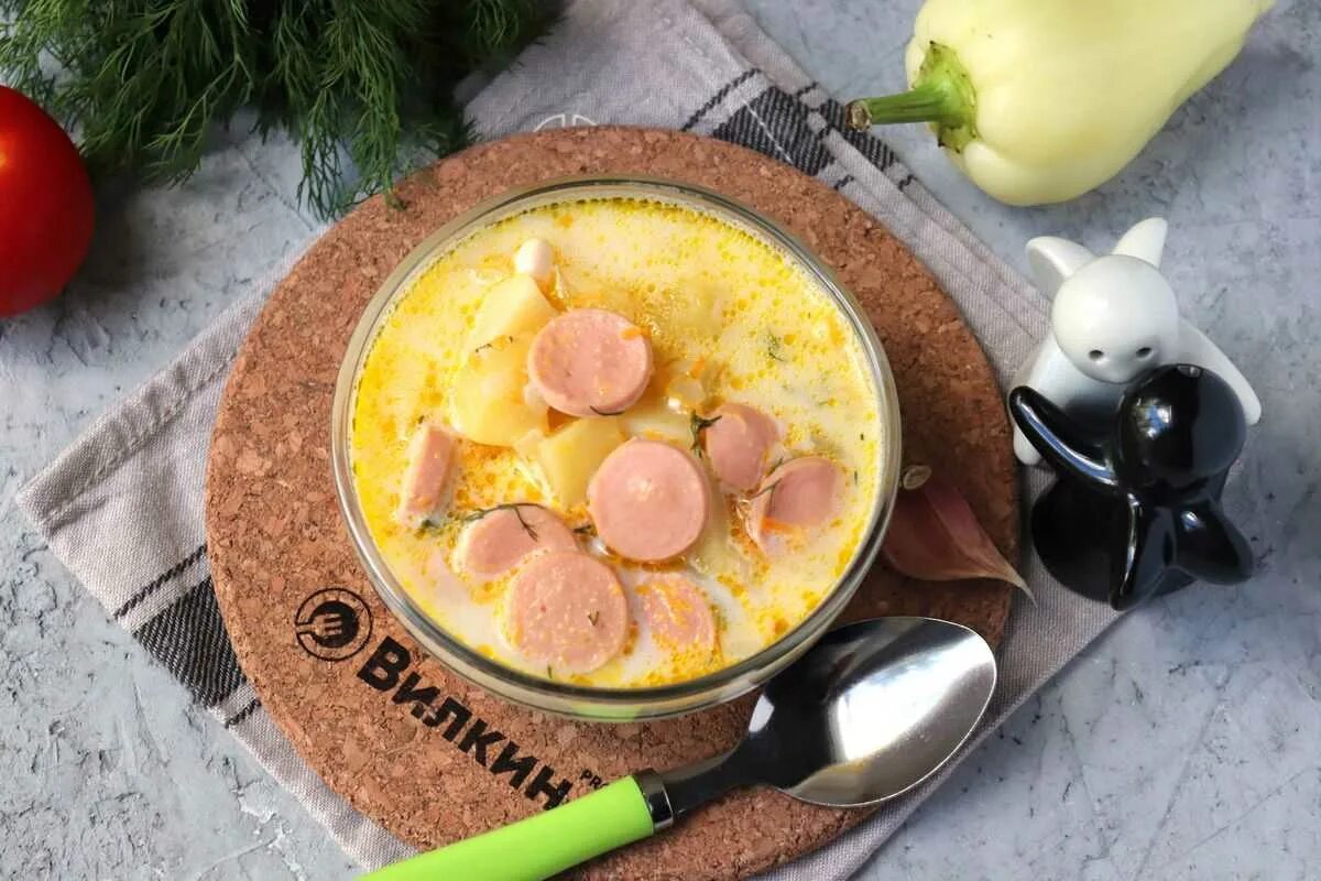 Суп с плавленным сыром и колбасой рецепт. Сырный суп с сосисками. сырный суп с ветчиной. суп с сосисками и плавленным сыром. сырный суп с колбасками.