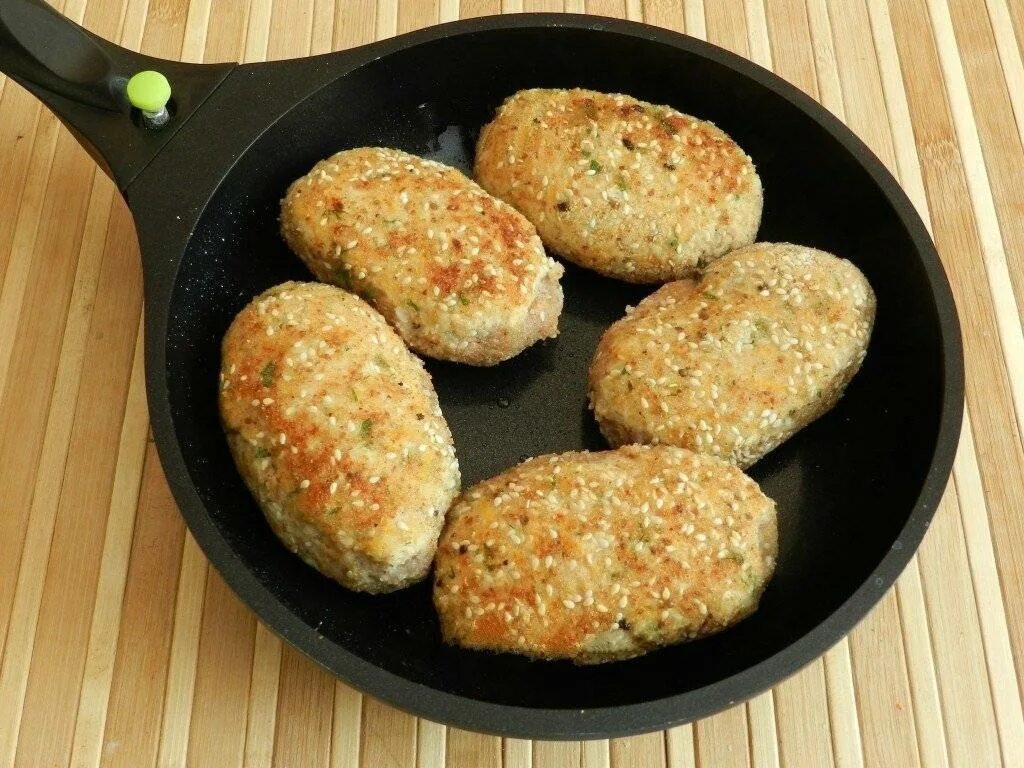Куриные котлетки с сыром на сковороде. Котлеты индюшиного фарша. котлеты из индейки с сыром. котлеты с сыром. биточки с сыром из индейки.