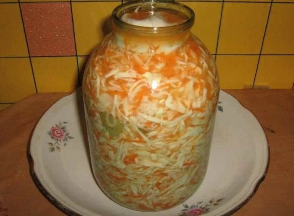 Квашеная капуста на зиму хрустящие. Капуста квашеная. вкусная квашеная капуста. квашеная капуста в банке. квашеная капуста хрустящая и сочная.