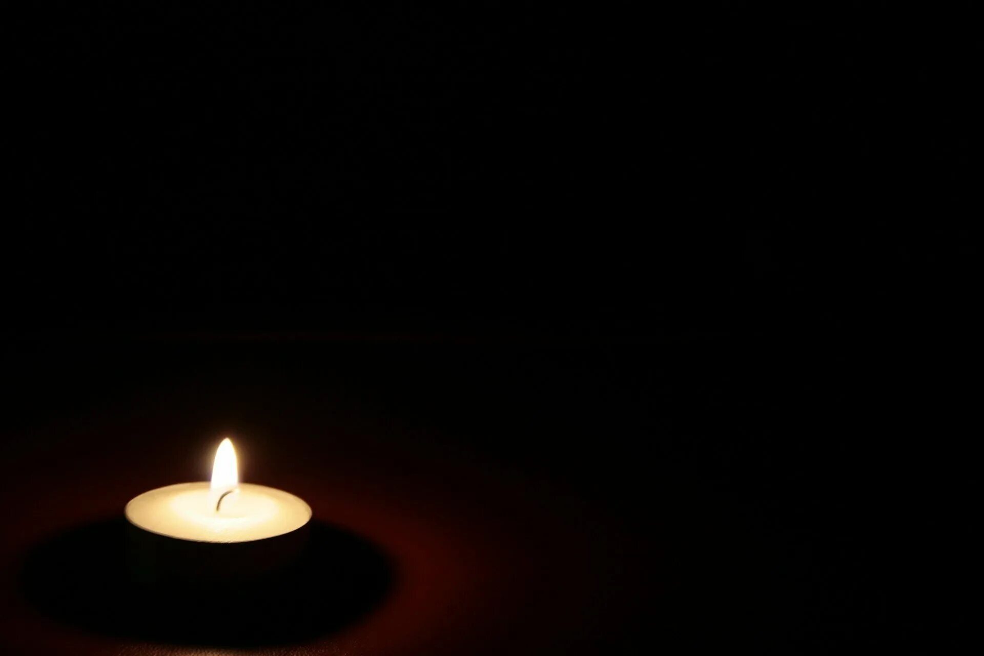 Траурный фон. Траурная свеча. Траурная заставка. Свеча на черном фоне. Заставка траур