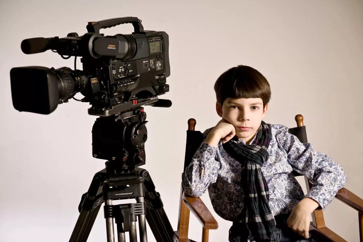 Киношкола 40 отзывы. Ребенок с видеокамерой. Режиссер с камерой. Ребенок Режиссер. Фотограф подросток.