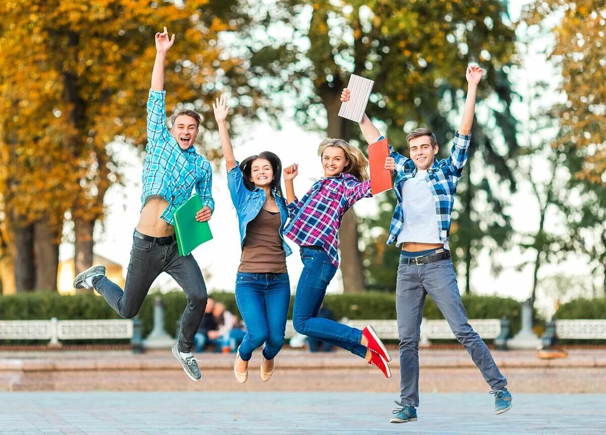 Students fun. Студенты в прыжке. Студенты за границей. Студент прыгает. Группа людей прыгают вместе.