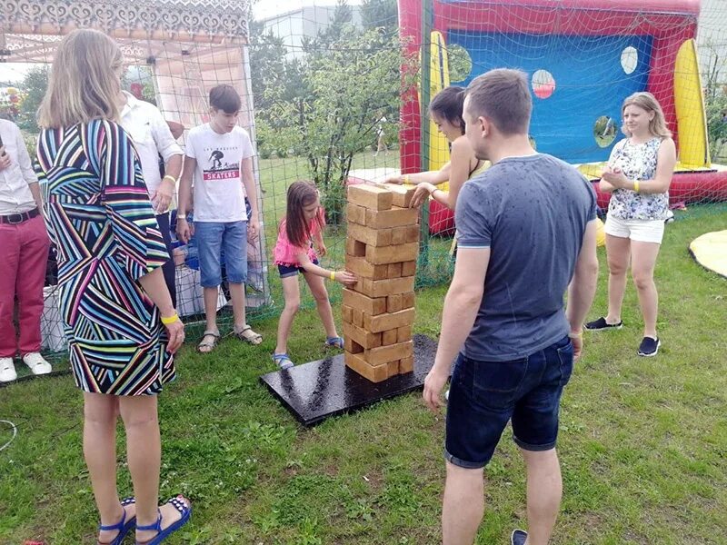 Гигант сниму. Дженга уличная. гигантская дженга. большая дженга тимбилдинг. командный аттракцион гигантская дженга.