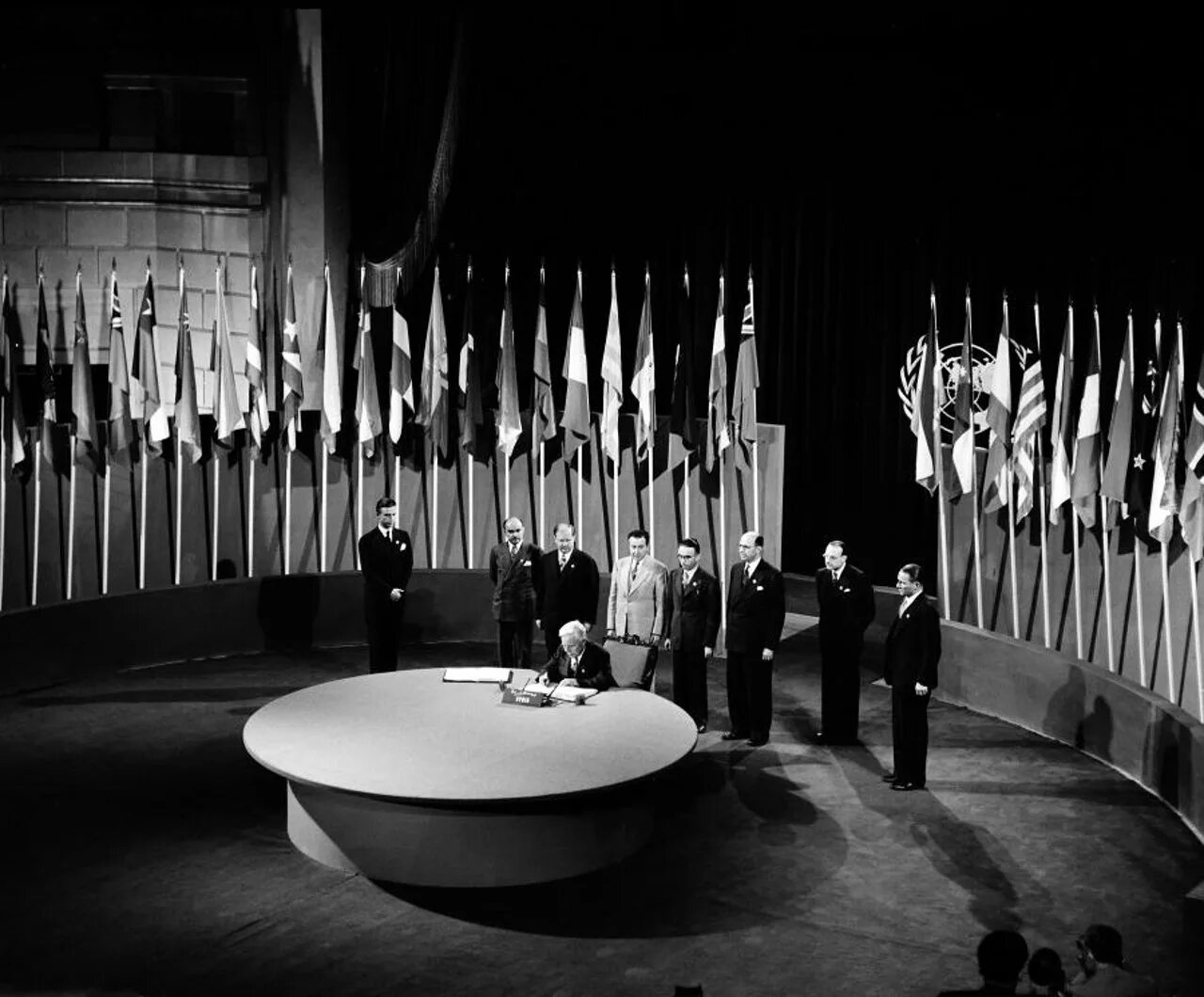 United nations charter. Устав оон фото. Устав организации объединенных наций 1945 г. Устав оон оригинал. Устав оон.