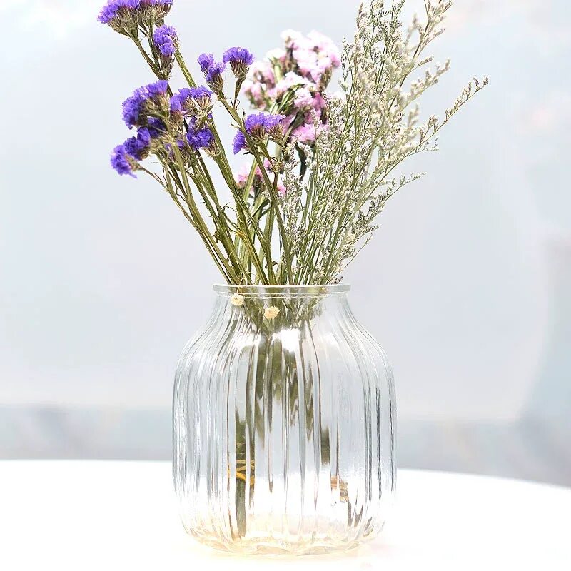 Можно ли дома сухоцветы в вазе. Сухоцветы в вазе. Вазы для сухоцветов. Вазочка с сухоцветами. Цветы в прозрачной вазе.