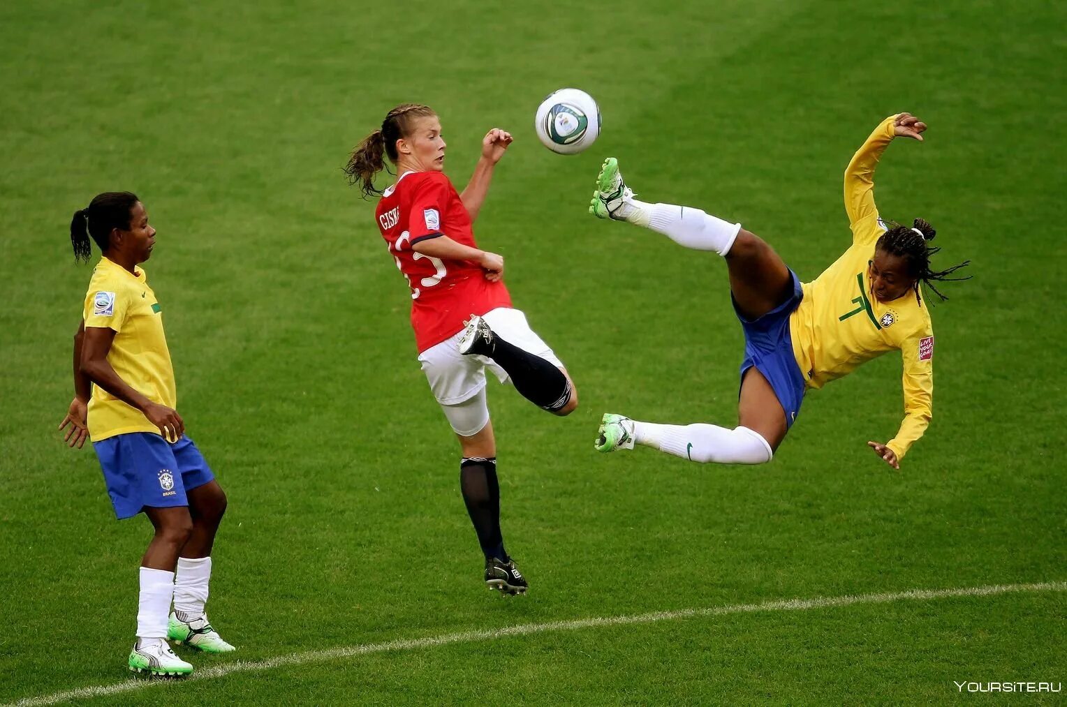 В футбол играли женщины. Футбол. Футбол женщины. Женский футбол и футболистки. Футбол картинки.