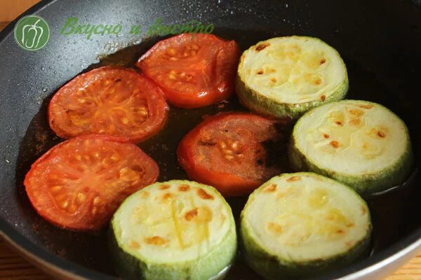 Кабачки с помидорами и чесноком на сковороде. Кабачки с помидорами на сковороде. Жареные кабачки кружочками с помидорами. Кабачки жареные на сковороде с чесноком и помидорами. Кабачки жареные на сковороде с помидорами