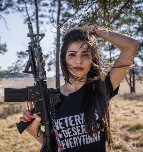 Безумный макс фотосессия. Девушки мад. Мэд макс девушки. Девушка украинки с автоматом. Эбби ли кершоу безумный макс.