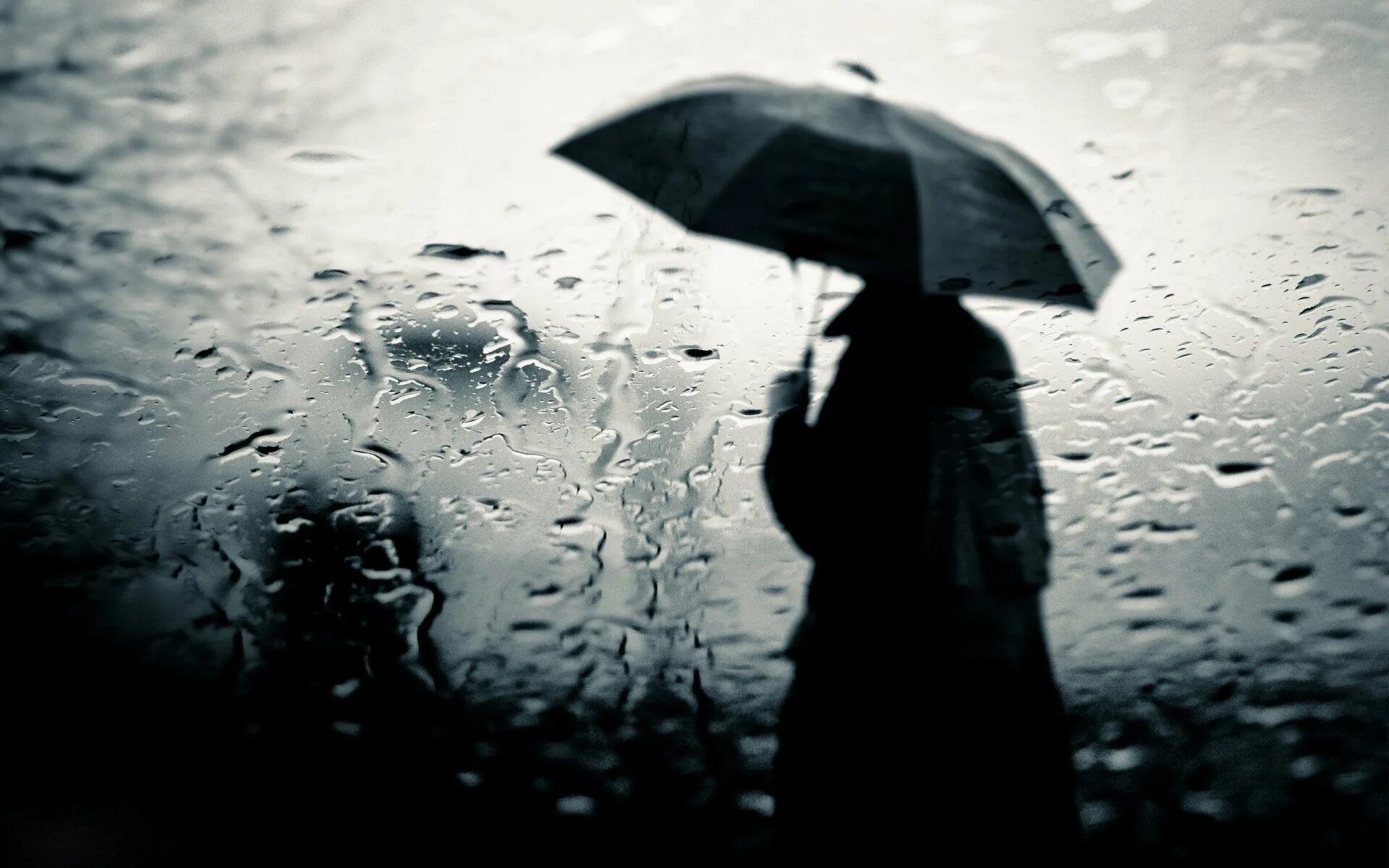 Дождь смысл чего. Человек под дождем. Человек под зонтом. Мужчина с зонтом под дождем. Дождь одиночество.