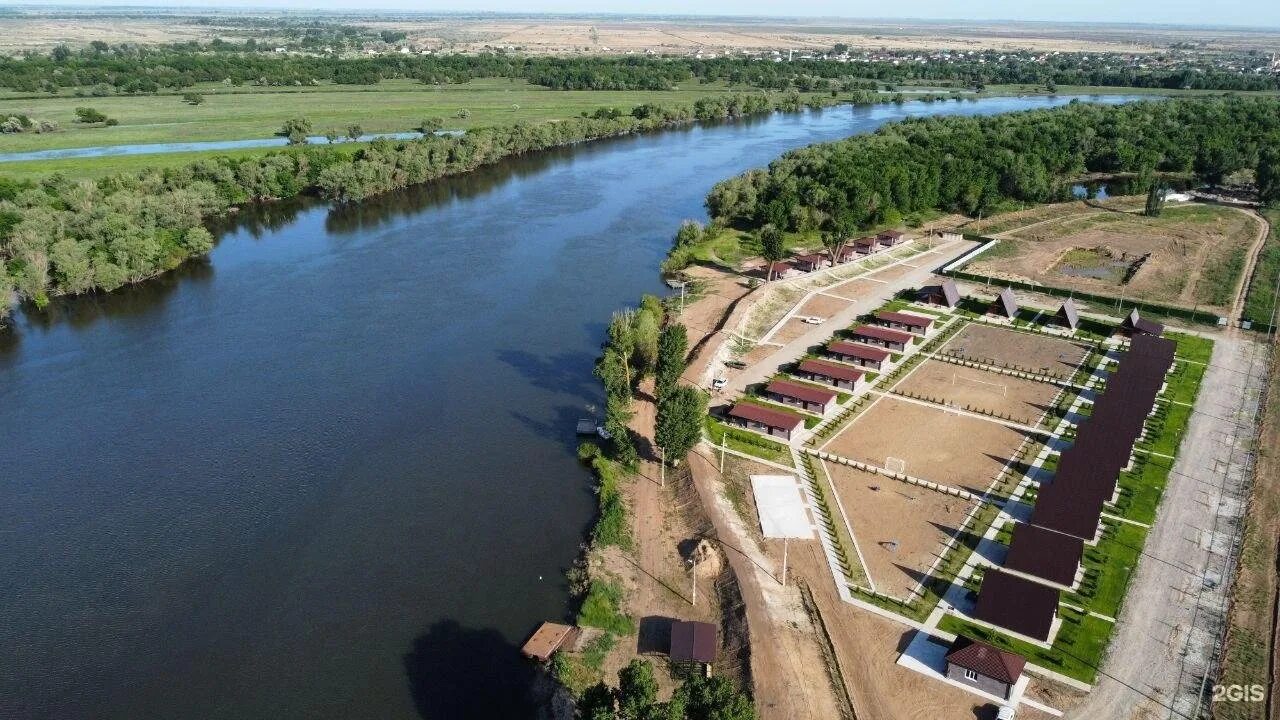 Отдыха астрахани 2023. Дикий пляж астрахань. Лодка астраханка. Венеция на каспии база отдыха астрахань. Городской пляж.