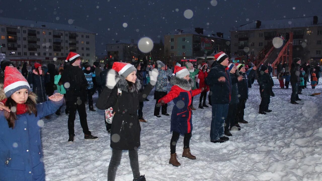 Новости развлечения. Новогодний танцевальный флешмоб. Новогодний флеш моб с шапками. Фото флешмоб в новогодних шапках. Рождественский флешмоб для детей.