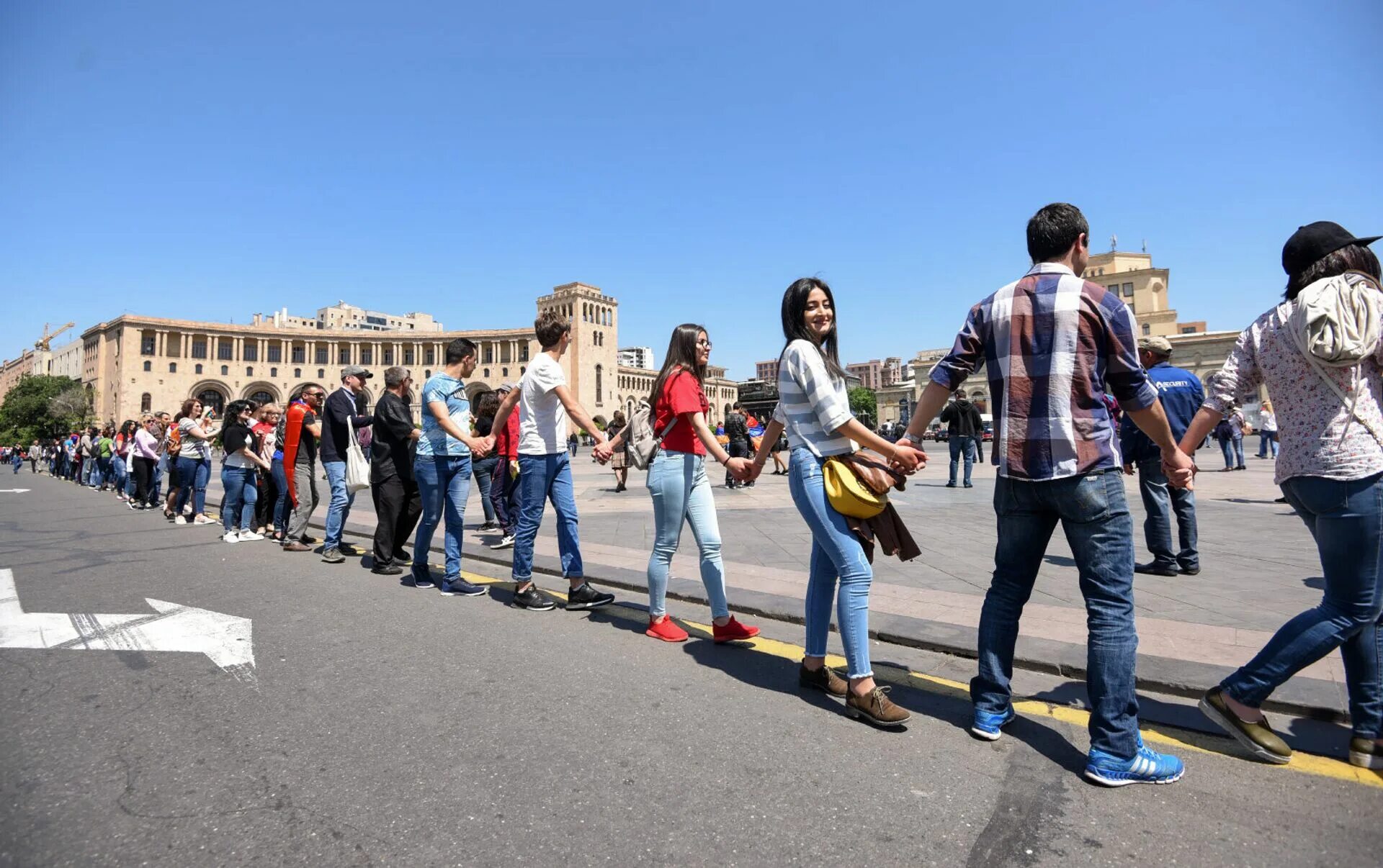 Ереван люди. Армения люди на улицах. Молодежь Еревана. Люди из Еревана. Очередь в ереване