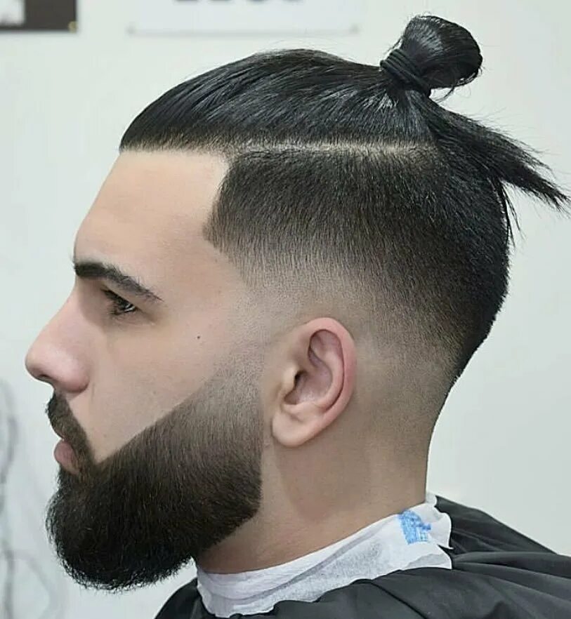 Мужские стрижки с хвостиком на затылке. Колин фаррелл прическа. Андеркат man bun. Топ кнот андеркат. Мужской короткий хвост.