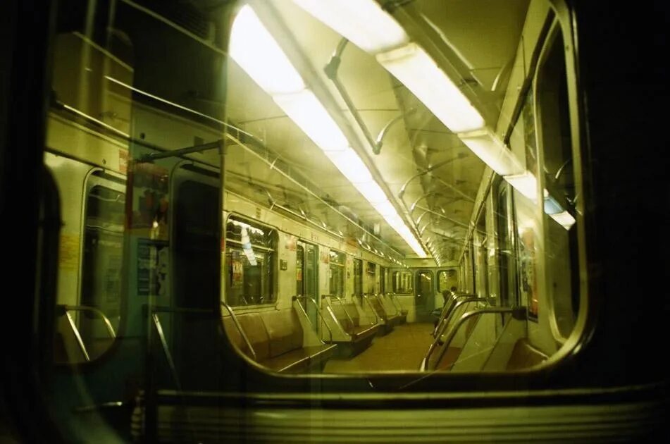 Наш полупустой поезд остановился. Поезд призрак в Московском метро. Вагон призрак в Московском метро. Поезд призрак мосметро. Мос метро поезд призрак.