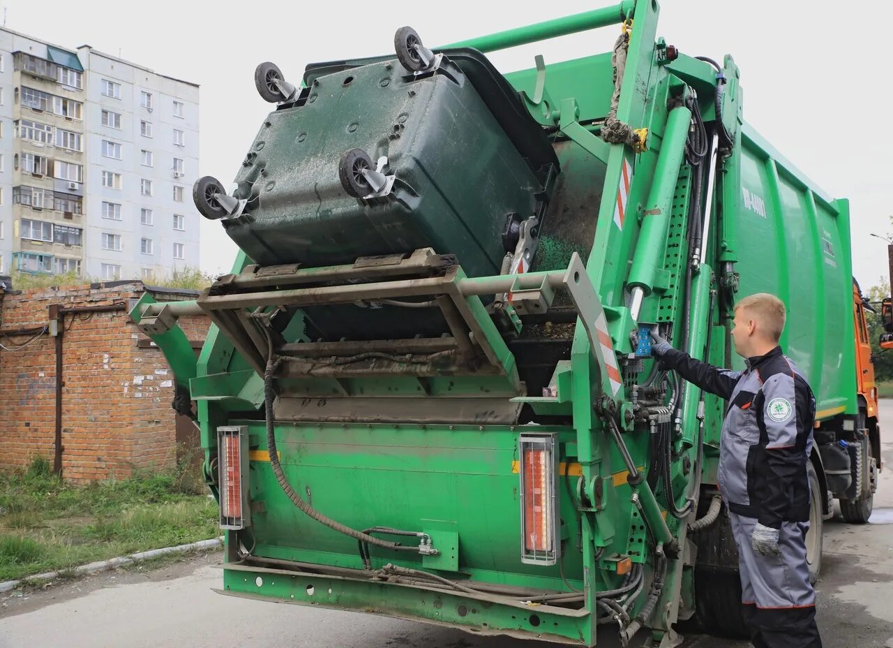 Мусоровоз ROSROCA. Водитель мусоровоза. Мусоровоз Новосибирск. Экотранс мусорный бак мусоровоз. Номер мусоровоза