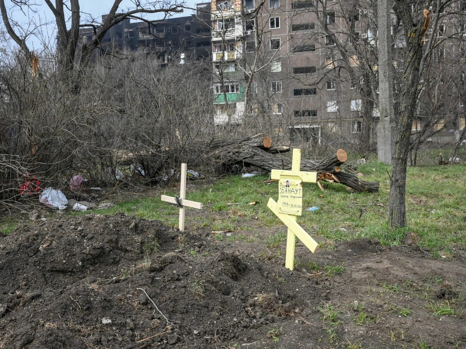 Могилы в Мариуполе. Мариуполь хоронят во дворах. Мариуполь могилы во дворах. Могила во дворе.