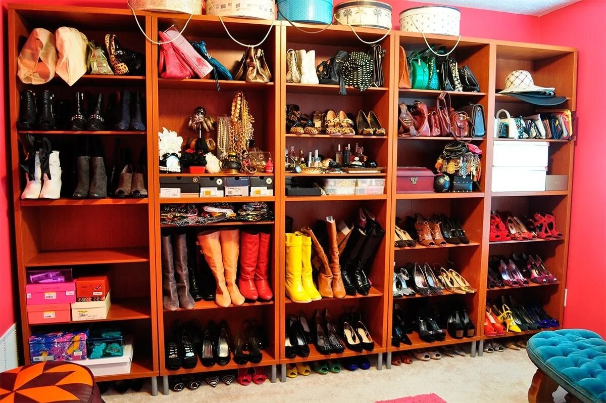 Стеллаж для обуви в гардеробной. Полки для обуви в гардеробе. Гардеробная для сумок и обуви. Полки для обуви в гардеробной. Гардеробные с полками под обувь.