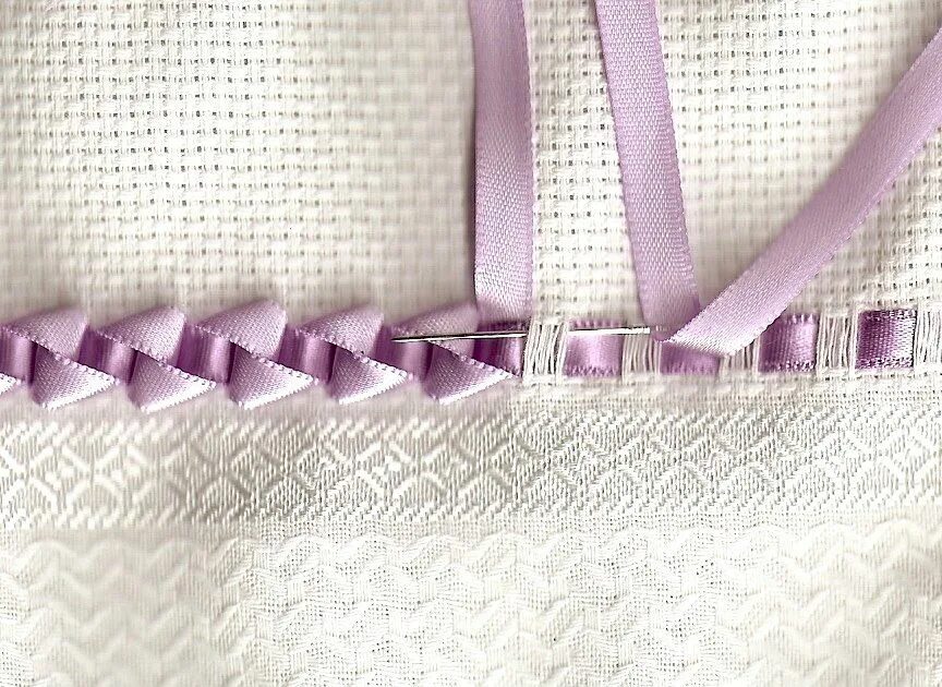 Пришивание ленты к балеткам. Пришить шторную ленту. Как пришивать ленточки. Красивые ленты сшить. Плетение лентами.