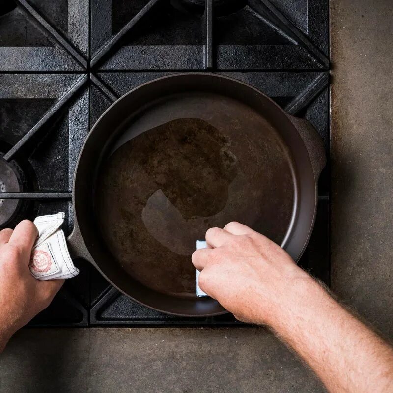 Прокалить сковороду. Прокаленная чугунная сковорода. Cast Iron масло для чугунной сковородки. Пригоревшая сковорода.