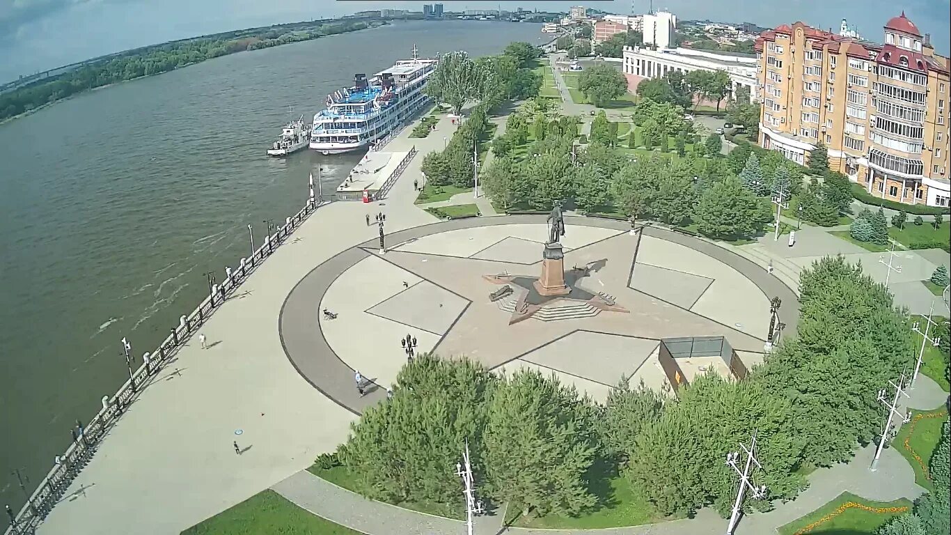 Реальное время в астрахани. Петровская набережная Астрахань. Достопримечательности Астрахань Петровская набережная. Набережная Петра первого Астрахань. Веб камера Астрахани памятник Петру 1 Петровская набережная.