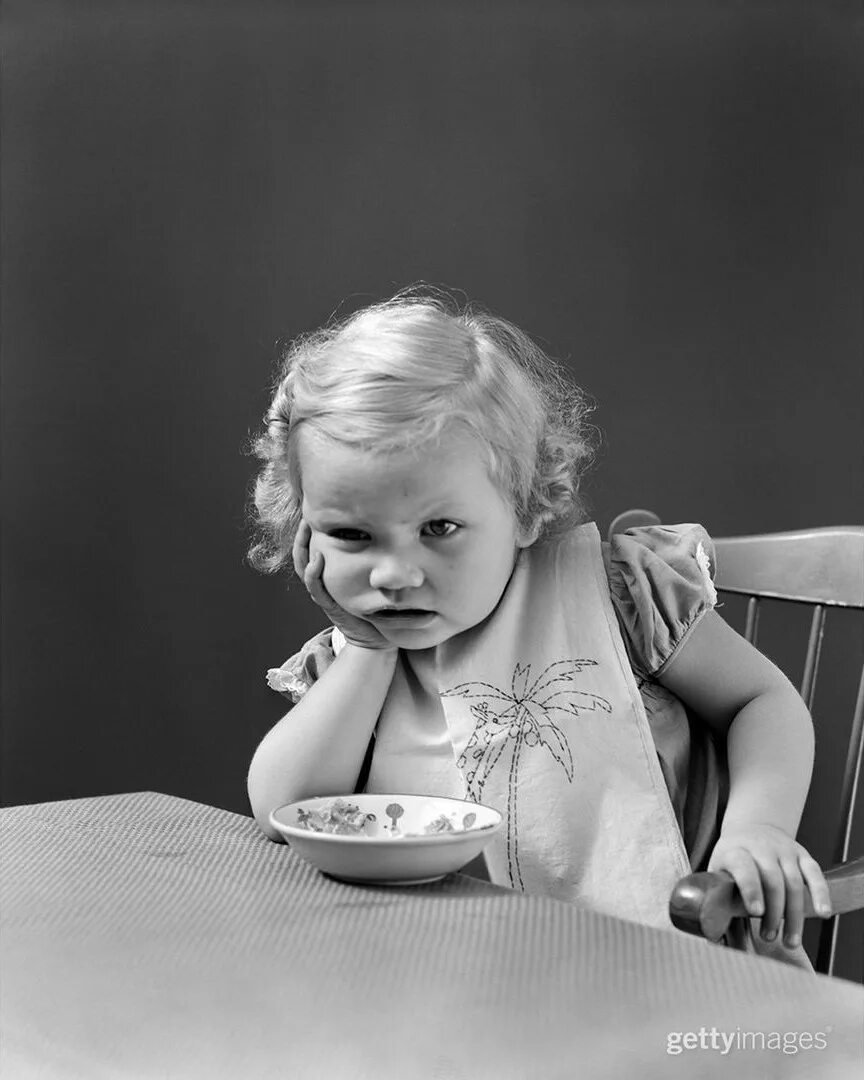 Всегда хочу быть ребенком. Нехорошая девочка. Кушать картинка. Хочется жуйнуть какой-нибудь жуйни. Девочка не хочет кушать.