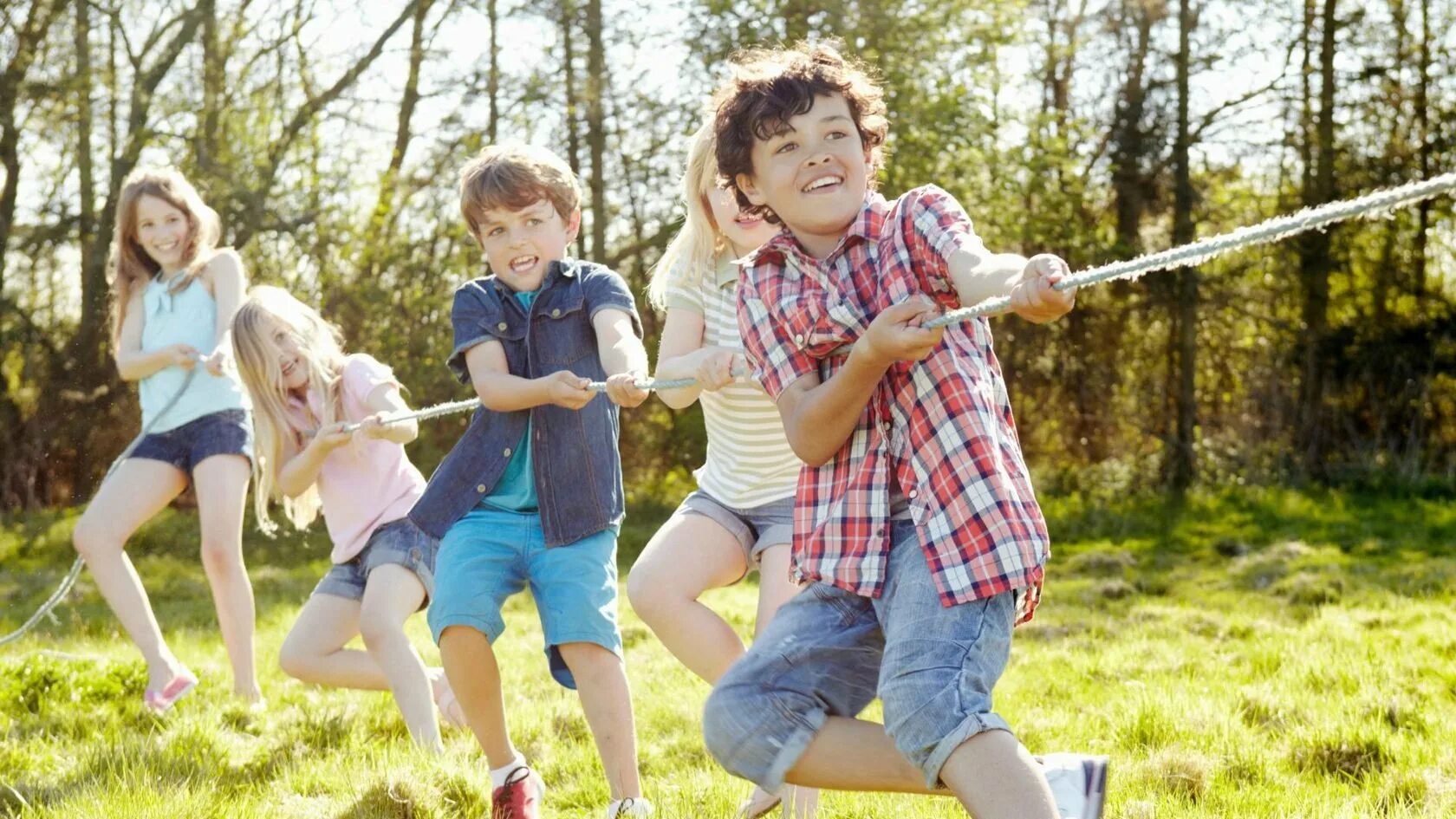 Ловят подростков. Дети и природа. Дети на природе летом. Дети играющие на природе. Дети на свежем воздухе.