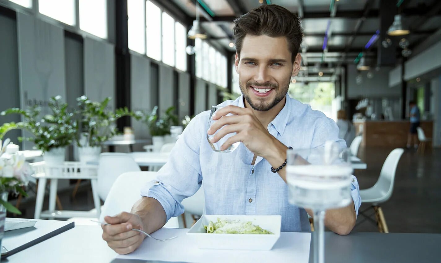 Man eating dinner. Меню the smiling man. Смайл мужчина за столом. Man eating Water. Early dinner