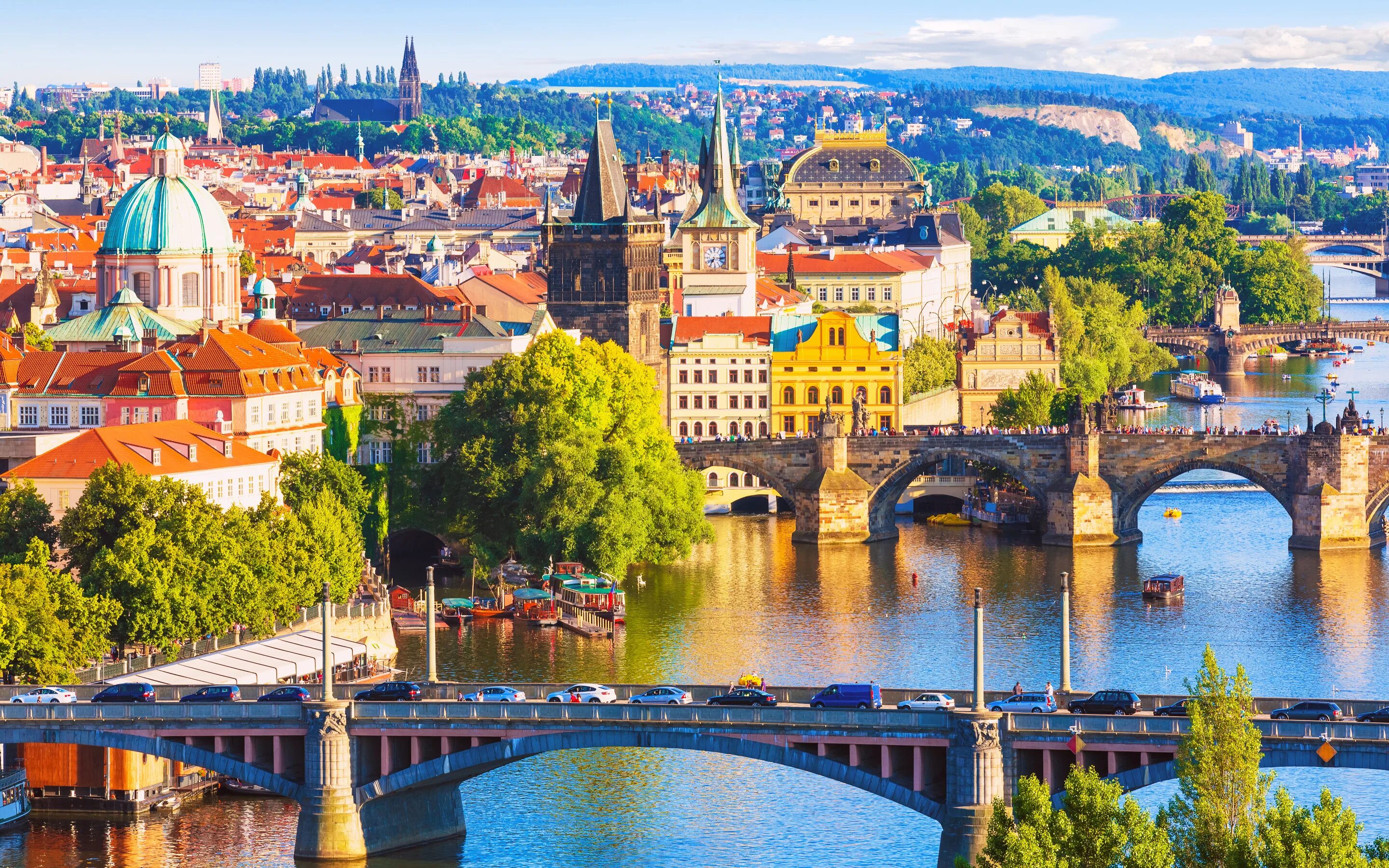 Популярные туристические города. Карлов мост река Влтава. Прага столица Чехии. Европа Прага. Чехия Прага достопримечательности.