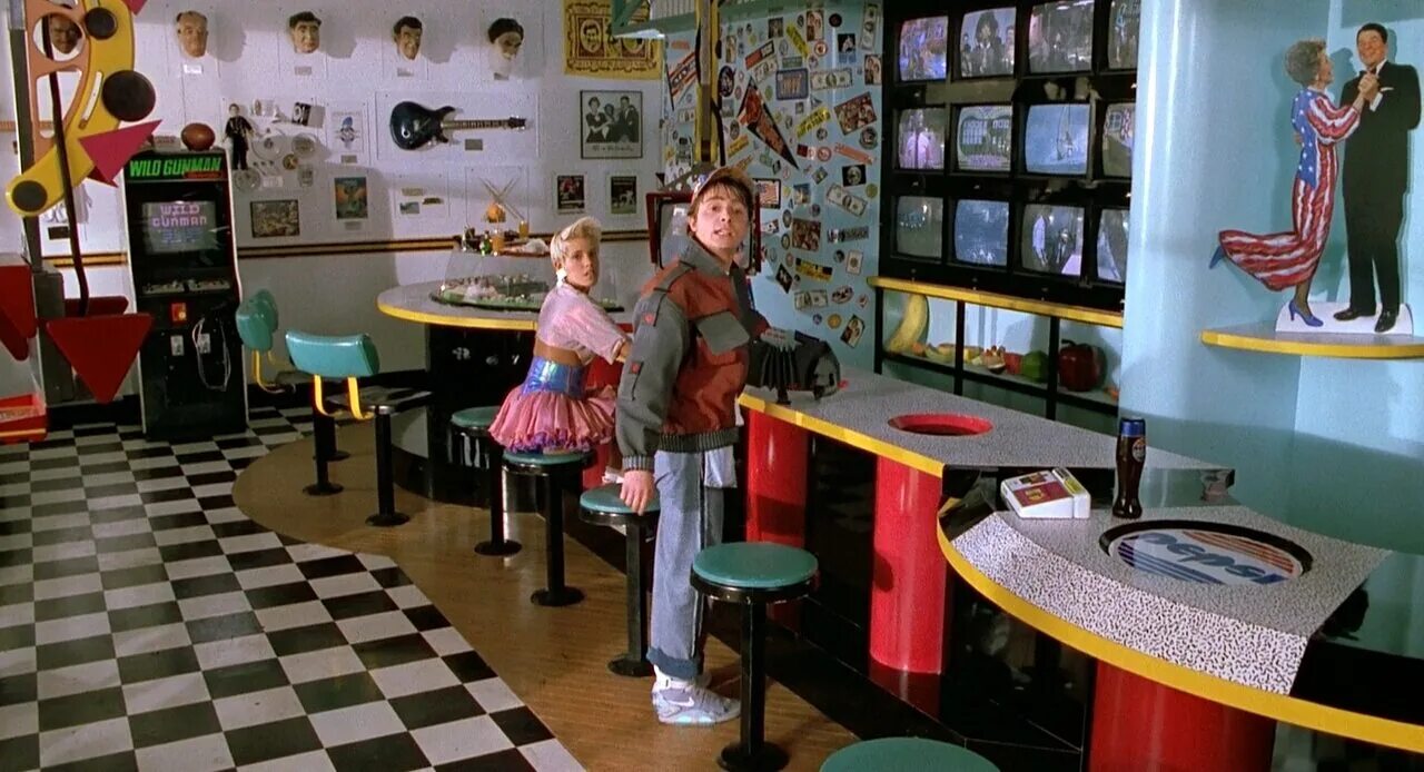 кадр из фильма назад в будущее. назад в будущее в баре. кафе из назад в будущее 2. назад в будущее джордж макфлай. кафе назад в будущее.