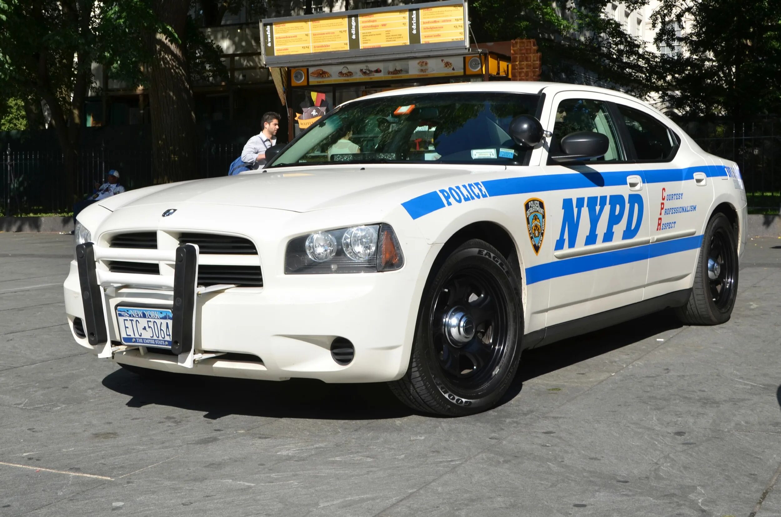 Полицейская машина 7 букв. Додж Чарджер полиция NYPD. Dodge Charger NYPD. NYPD Додж. Машина NYPD Police.
