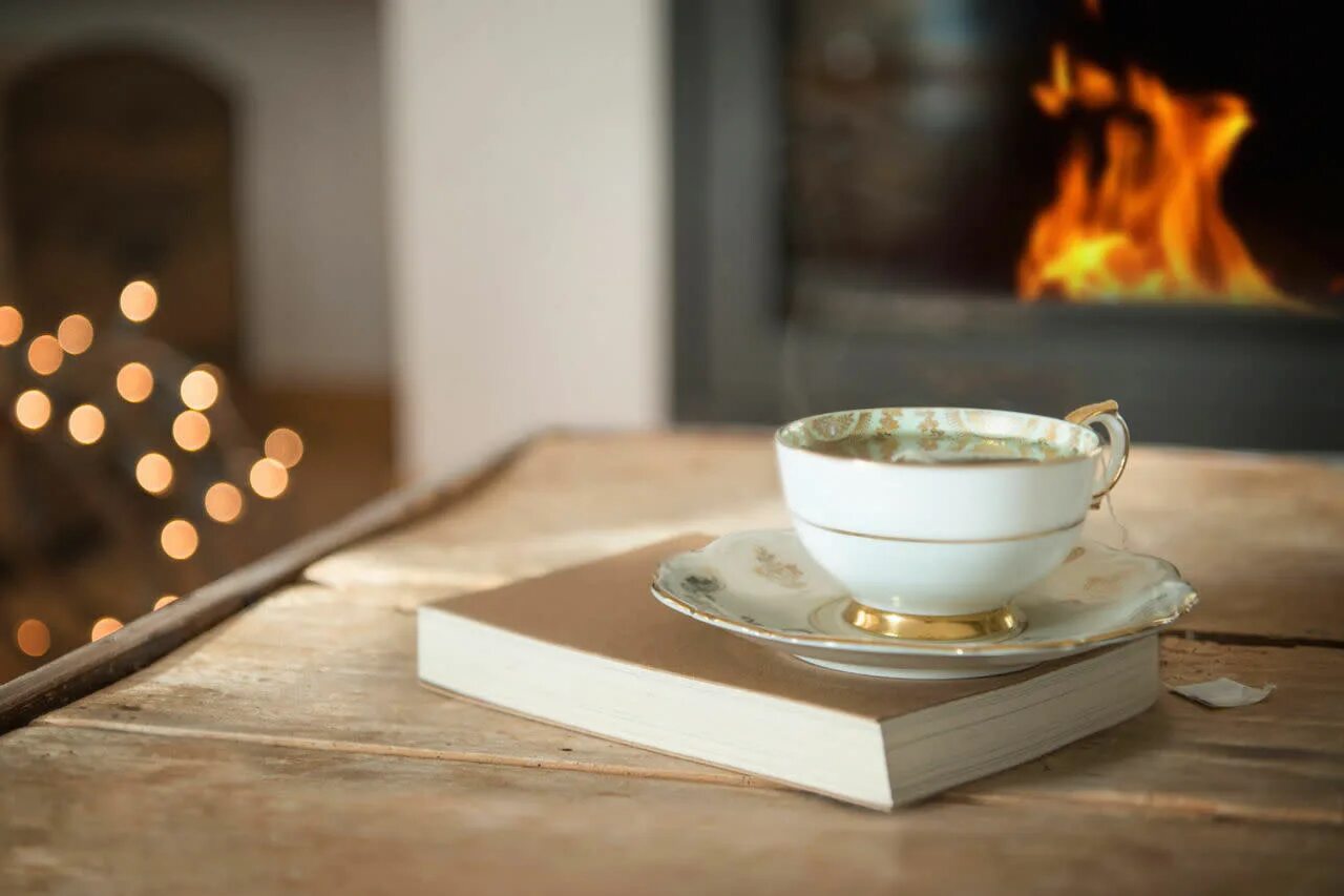 Минута уюта. Чашка кофе у камина. Чай у камина. Камин и чашка чая. Камин чашка.