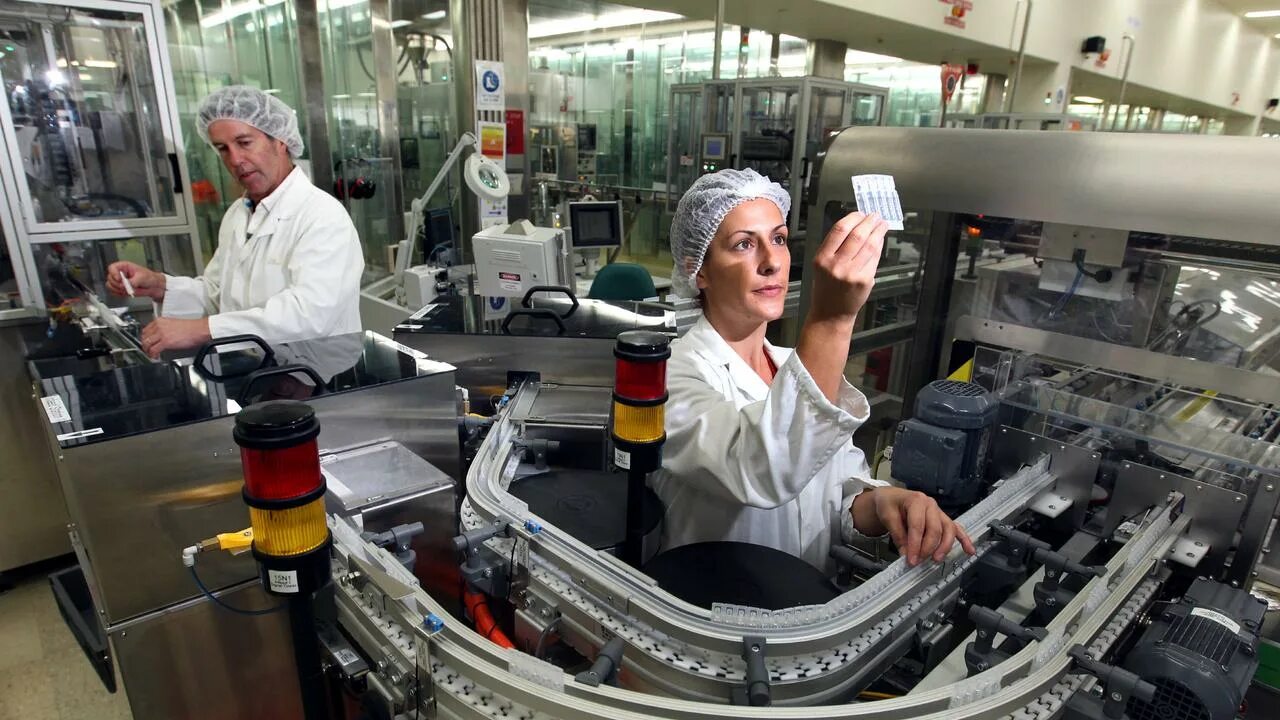 Испытание пищевой продукции в лаборатории. Контроль в массовом производстве. Контроль в массовом производстве. Медленное производство. Рабочие на предприятии.