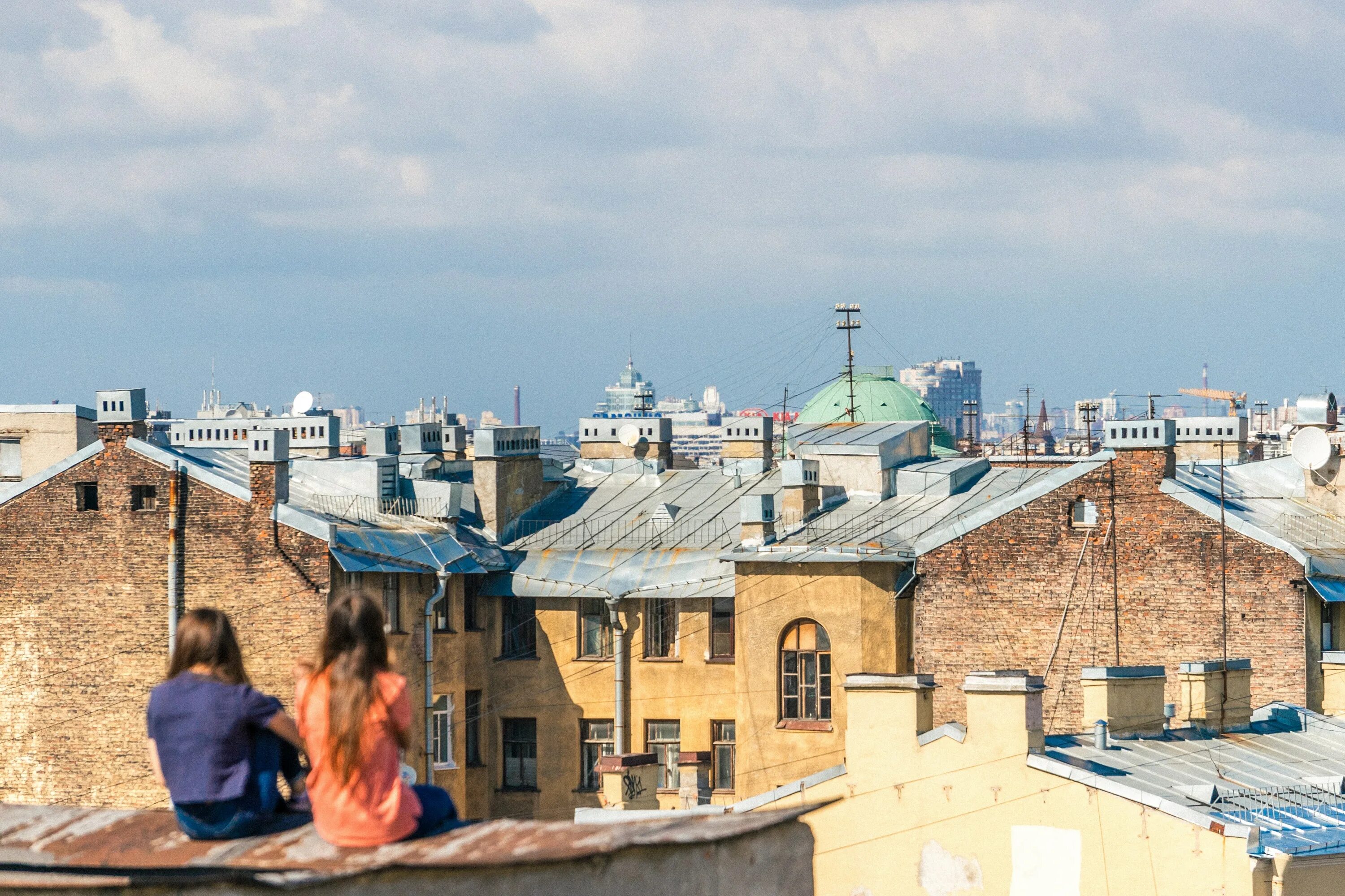 По крышам города стучит. Санкт-Петербург Лиговский проспект 74 кот на крыше экскурсии по крышам. Моховая Санкт-Петербург крыши. Колокольня Петропавловского собора смотровая площадка. Крыши домов в городе.