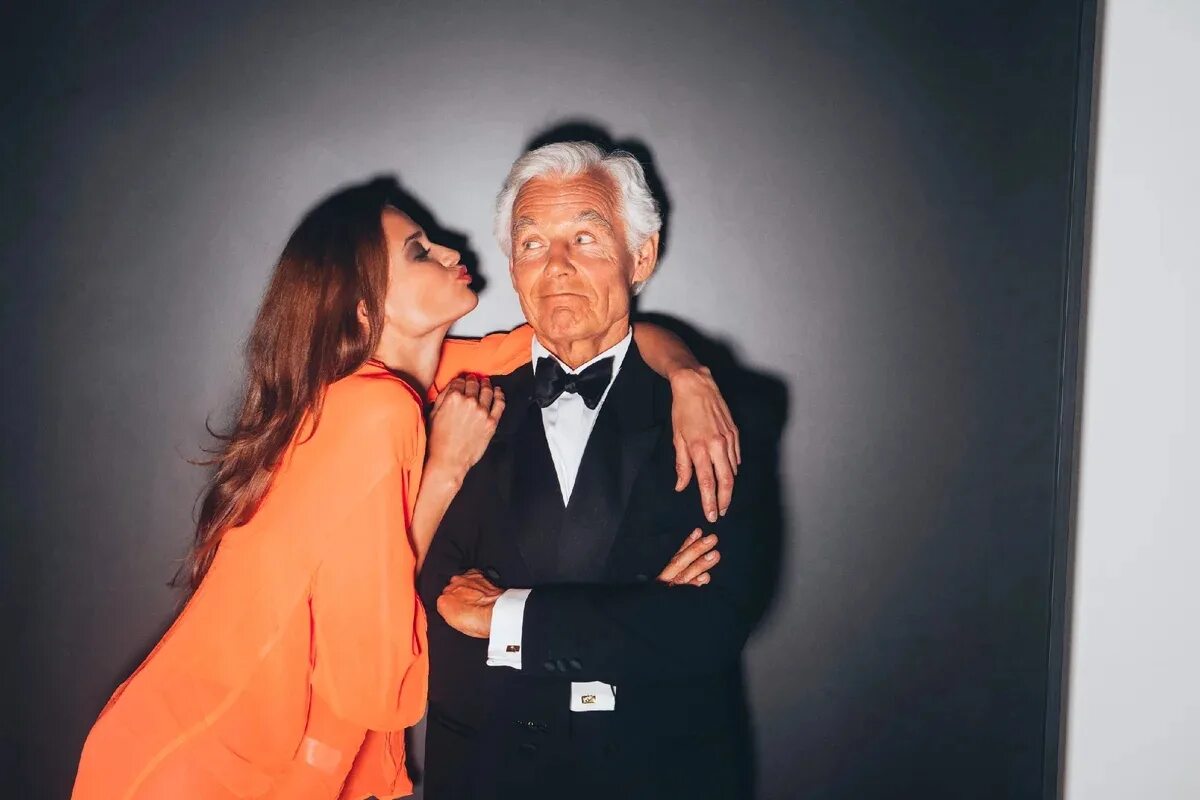 Молодая девушка и взрослый мужчина. Взрослый мужчина и девушка. Девушка постарше и парень помладше. Мужчина и женщина в возрасте. Молодая девушка и взрослый мужчина.