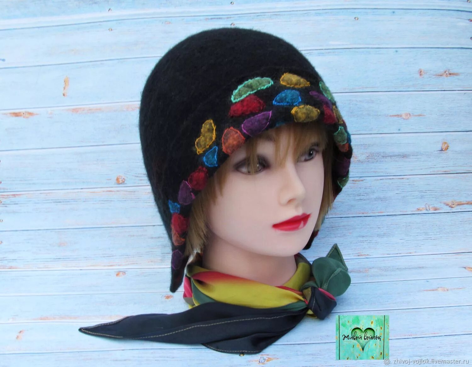 Шапка из войлока редиска. Шапка войлок мужская. Мастер изготавливает шапки из войлока. Креативные шапки из войлока. Креативные шапки из войлока.