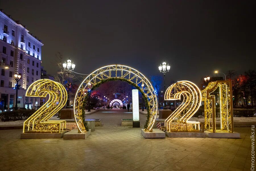 красная площадь украшена сейчас. город украшенный к новому году. гринвич новогодний. киевская площадь украсили к нг. новый год в городе.