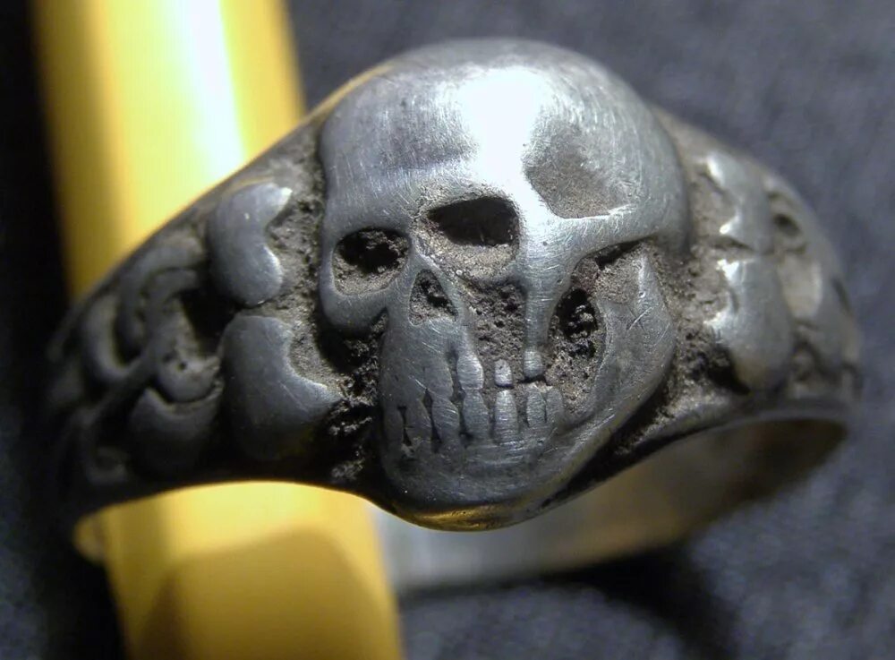 Перстень SS мертвая голова. Перстень 3 Рейх СС. Немецкое кольцо с черепом. Кольцо с черепом СС.
