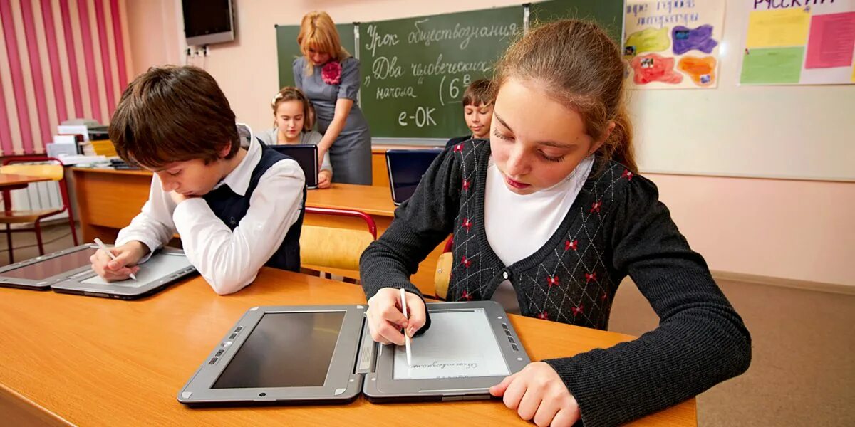 7 школа домашняя обучение. Планшет на уроке. планшет для школьников. школа будущего ученики. школьники в современной школе.