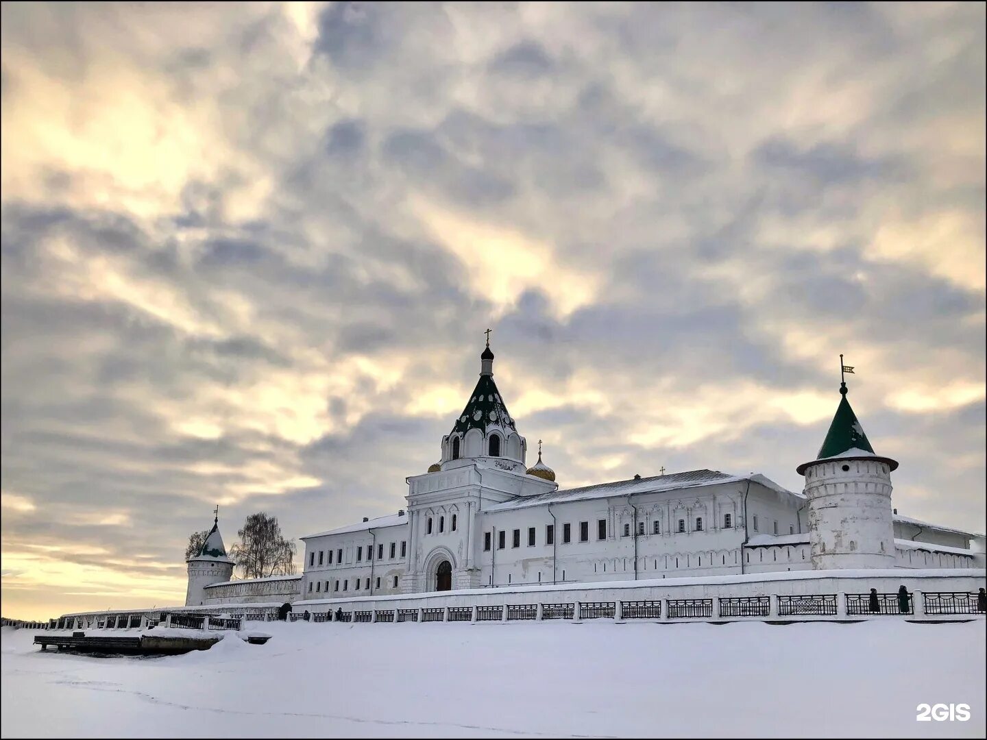 Свято-Троицкий Ипатьевский монастырь. Ипатьевский мужской монастырь Кострома. Свято-Троицкий Ипатьевский мужской монастырь, Кострома. Белокаменный Ипатьевский монастырь.