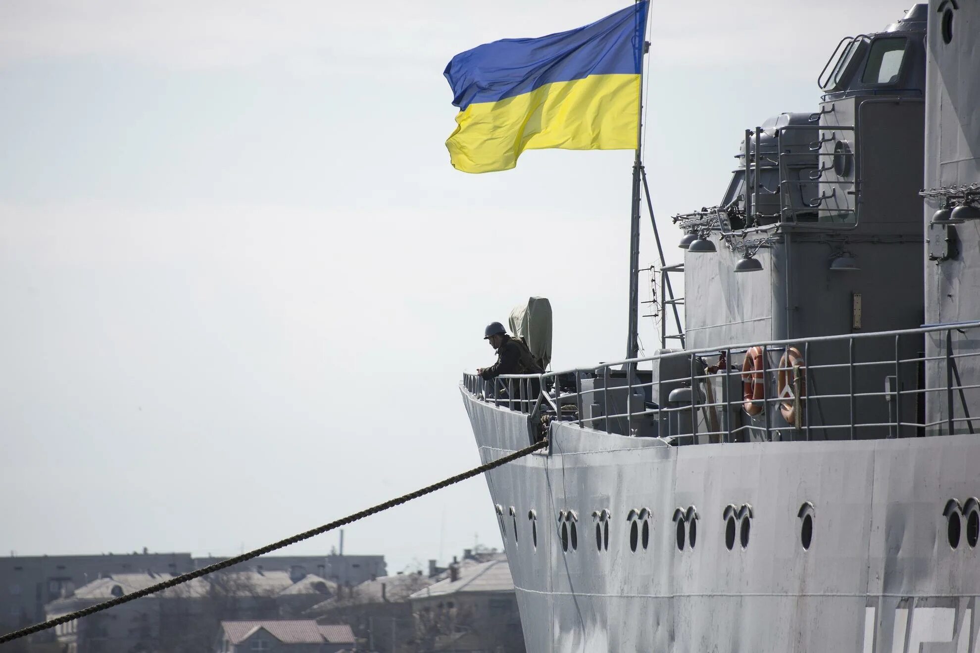 Украинский корабль. Российские и украинские корабли в Крыму. База НАТО кораблей на Украине. Корабль с украинским флагом. Потопили флот украины