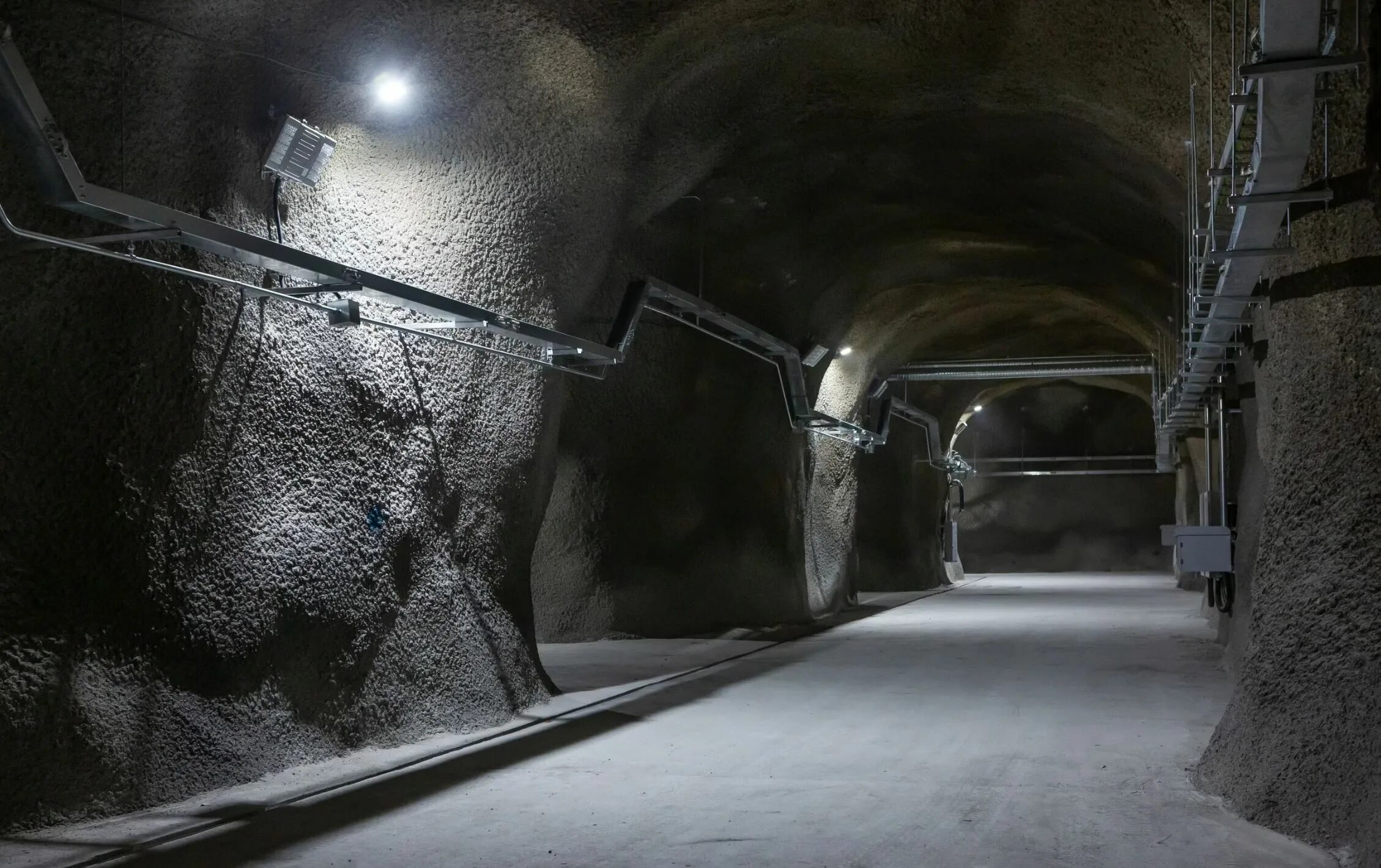 2 км под землей. Заброшенная подземная лаборатория. Огромные подземные лаборатории. Под землей. Корея подземные заводы.