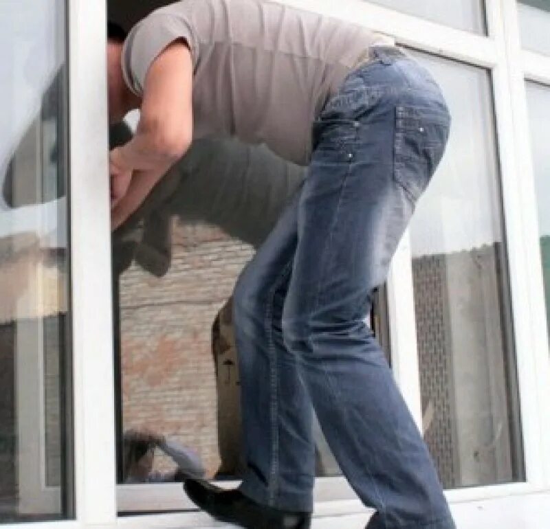 Перелезть через окно. Одинокий голый на карнизе. Перевесился через окно. Человек залазит в окно. Моет окно стоя на карнизе.