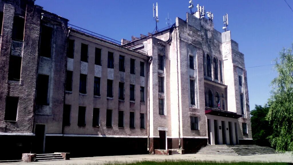 Город брянка луганская область. Дворец культуры Брянка. Дворец Октябрьской революции Брянка. Брянка дворец культуры Алчевск. Дворец культуры имени Октябрьской революции Брянка Луганская.