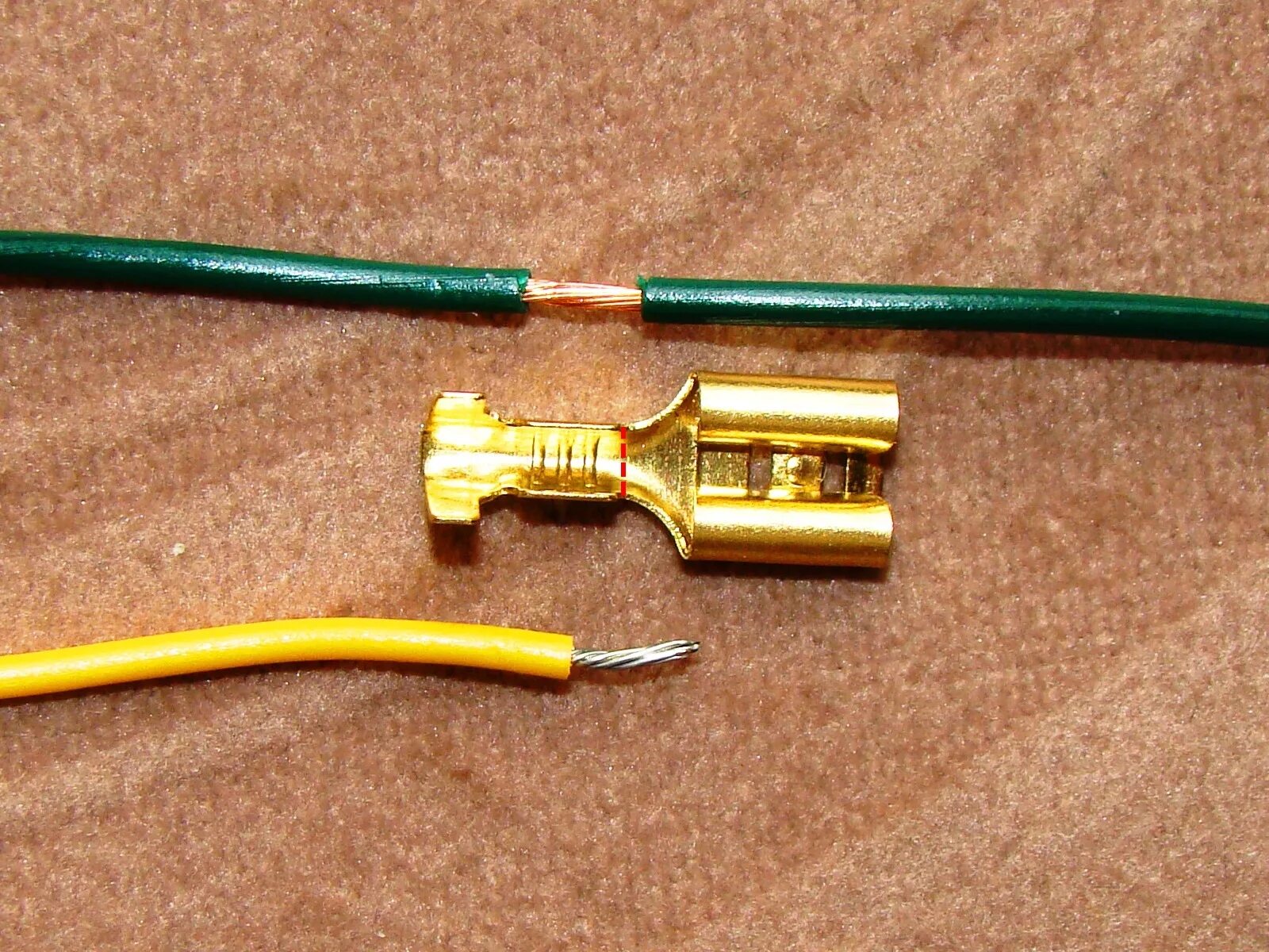 Соединение через клеммы. Соединительный разъем для проводов 220 вольт. Клемма провода с гайкой м6. Соединить два провода 220 штекером. Разъём 2.5 мм соединение проводов пайка.