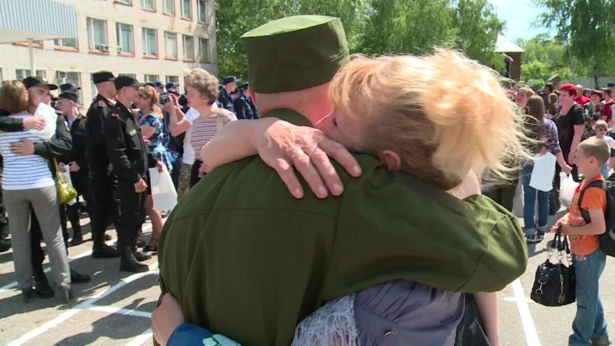 Мать солдата. Призыв. Военный призыв. На призывном. Мобилизуют всю страну