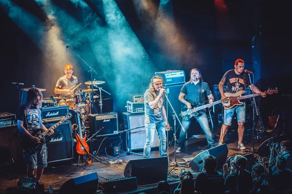 Солист группы декабрь. Жара новогодний концерт 10 декабря. Группа декабрь обложка. Тhe. Декабрь жара декабря.