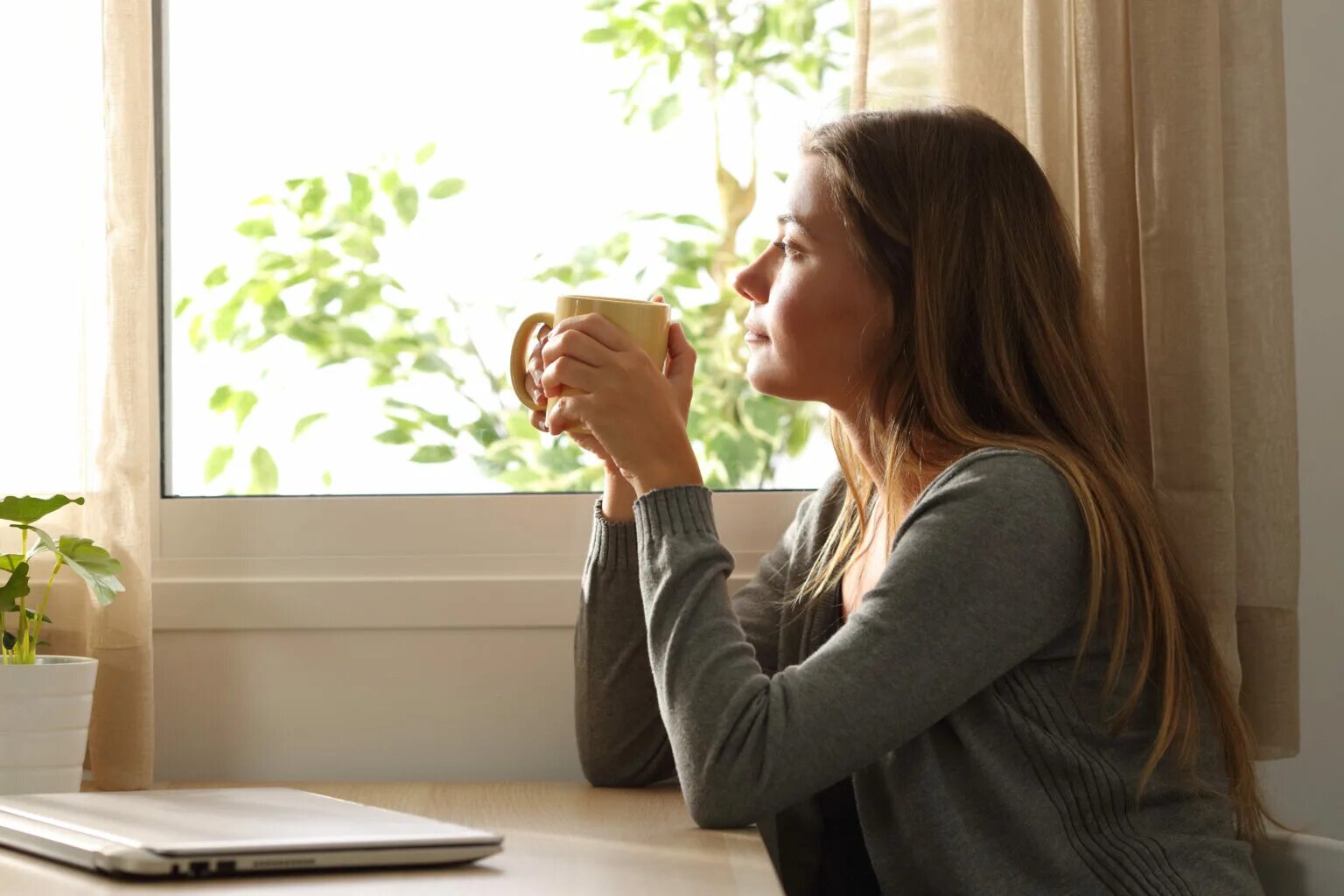 Женщина в расслабленном состоянии. Проведение времени в одиночестве. Relax woman. Thinking cup