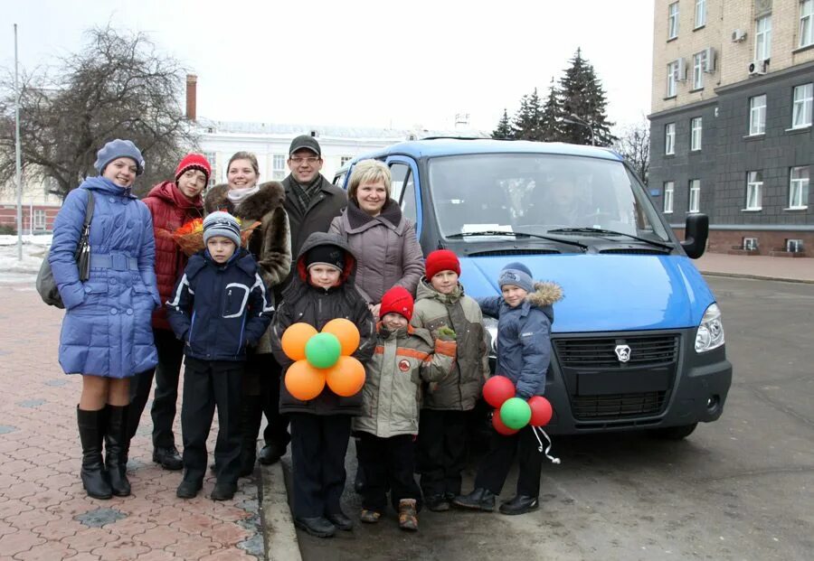 Семейный автомобиль для многодетных 2024. Машина для многодетной семьи. Микроавтобуса многодетным. Автомобиль для многодетных. Микроавтобус для многодетной семьи.