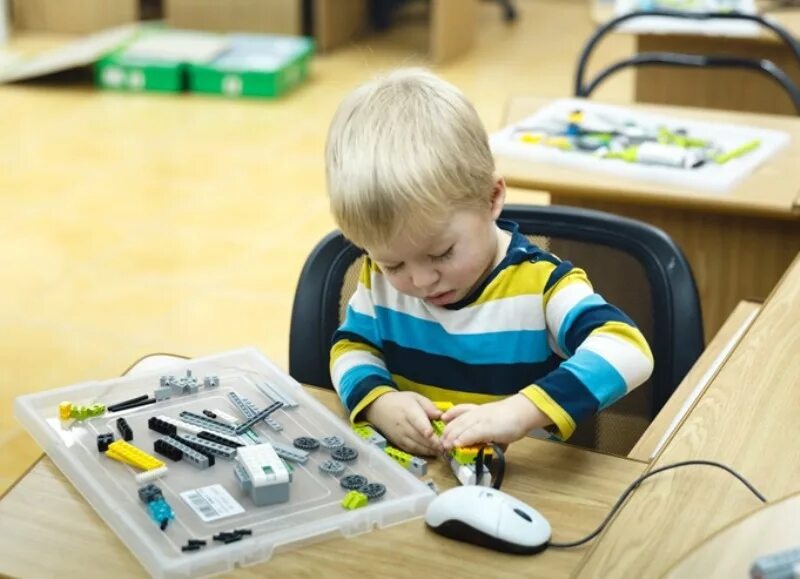 Юные робототехники. Робототехника для детей дошкольников. Робототехника в детском саду. Робототехника в садике. Занятия робототехникой для детей.