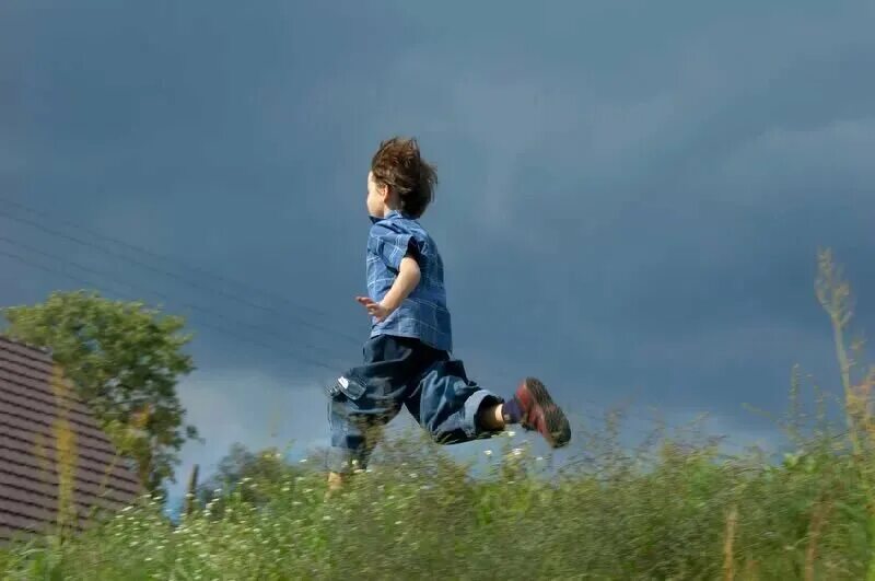 Run boy run woodkid. School boy runaway на реальных событиях. Run boy run игра. School boy runaway на реальных событиях. Мальчик бежит.